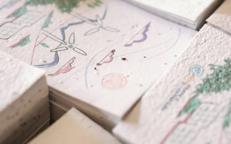 Le papier ensemencé : une touche verte pour un message qui pousse